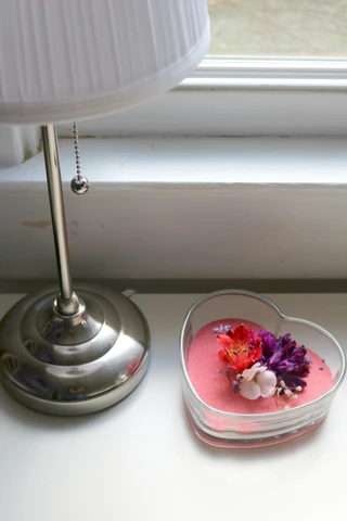 Create a beautiful piece of decor for your home with dried flowers and colored sand.  This dried flowers project is easy to make!